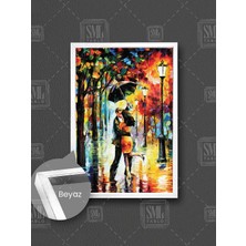 Yağmurda Şemesiye Altındaki Romantik Çift Sokak Lambaları Çerçeveli Dikey Kanvas Tablo