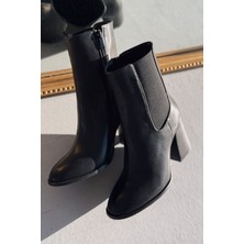 Cronsev Mat Deri Lastik Detaylı Siyah Topuklu Bot