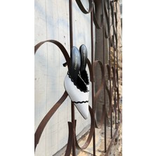 Sivri Burun Siyah Biye Detaylı Önü Kapalı Topuklu Ayakkabı Beyaz Keten
