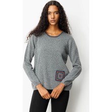 Kadın Sıfır Yaka Cebi ve Yakası Tığlamalı Yün Kazak Füme