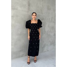 Siyah Işlemeli Kolu Garnili Elbise