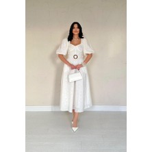 Ekru Göğüs Kup Detaylı Kemerli Brode Elbise