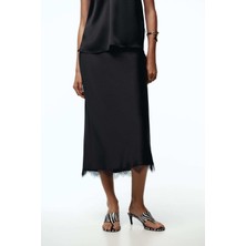 Siyah Dantel Detaylı Saten Etek