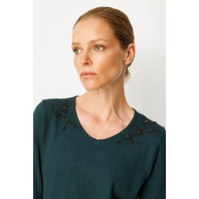 Kadın V Yaka Omuzları Boncuk Işlemeli Bluz Yeşil