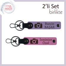 Kamera Simgesiyle Şıklığı Tamamla, Kişisel Isimli 2’li Anahtarlık Takımı, Mor Menekşe-Pembe