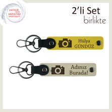 Sevgiliye Fotoğraf Temalı Hediye, Kamera Motifli, Kişisel Yazılı 2’li Anahtarlık, Sarı-Sütlü Kahve