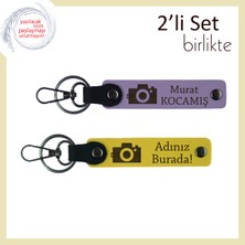 Anılara Anlam Kat, Kamera Desenli Kişiye Özel 2’li Anahtarlık Hediyesi, Mor Menekşe-Sarı