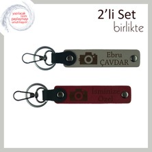 Deklanşörle Kalbe Dokunan Hediye, Isme Özel Kamera Desenli Anahtarlık Takımı, Kül Gri-Bordo