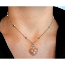 Crystal Atelier Bej Kristal Taşlı Yonca Kolye - Kadın Zarif Şık Takı Hediyelik Şans Kolyesi - Trend Minimalist Aksesuar Günlük Kombin ve Özel Gün Hediyesi - Yonca Şans Kolyesi