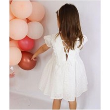 Mininaf Kız Bebek Beyaz Elbise Kloş Silüet ile Düz Desenli Özel Olaylar İçin Şık Stil