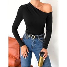 Qutta Kadın Sandy Kumaş Uzun Kol Siyah Tek Omuz Açık Bluz Regular Kalıp