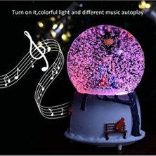 Sokak Lambası Altında Bankta Oturan Çift Işıklı Müzikli Püskürtmeli Büyük Boy Kar Küresi