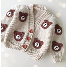 Bej Renkli El Örgüsü Ayılı Erkek Bebek Hırkası Düz Örme Kumaş ve Uzun Kol Tasarımı