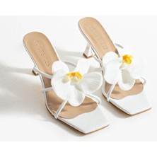 Arlis Beyaz Orkide Detay Kadın Topuklu Terlik