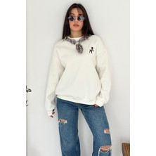 Kadın Dekoratif Yakalı Likralı Sweatshirt – Konforlu & Karakterli Stil