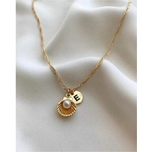 Kadın Harfli Detaylı Istiridye Kolye