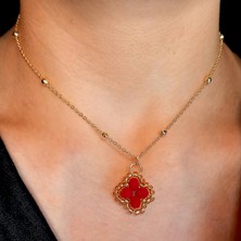 Crystal Atelier Kırmızı Kristal Taşlı Yonca Kolye - Kadın Zarif Şık Takı Hediyelik Şans Kolyesi - Trend Minimalist Aksesuar Günlük Kombin ve Özel Gün Hediyesi - Altın Kaplama Yonca Şans Kolyesi