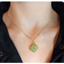 Crystal Atelier Açık Yeşil Kristal Taşlı Yonca Kolye - Kadın Zarif Şık Takı Hediyelik Şans Kolyesi - Trend Minimalist Aksesuar Günlük Kombin ve Özel Gün Hediyesi - Altın Kaplama Yonca Şans Kolyesi