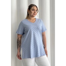 Büyük Beden Kısa Kollu V Yaka Yanları Yırtmaçlı Metalik Baskılı T-Shirt 97-46