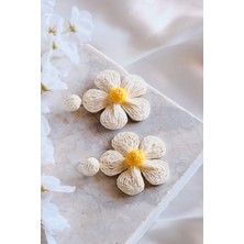 Beyaz Hasır Kaplama Sallantılı Papatya Exclusive Küpe