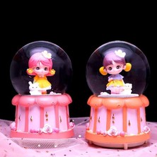 Sevimli Kız Işıklı Müzikli Püskürtmeli Büyük Boy Kar Küresi