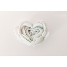 Yasemin Kokulu Kalpli Gül Yapraklı Soya Wax Mum