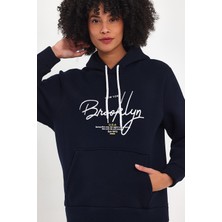 Kadın Kapşonlu Rahat Kalıp Içi Polarlı 3 Iplik El Yazılı Brooklyn Baskılı Sweatshırt SPR24SWK16