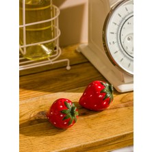 Kırmızı Çilek Figürlü Seramik Tuzluk ve Biberlik Seti, Şık ve Renkli Mutfak Aksesuarı
