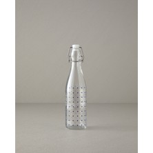 Şeffaf ve Bordo Cam Şişe, Şık ve Kullanışlı Ev ve Ofis Ihtiyaçları Için