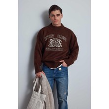 Erkek Oversize Bisiklet Yaka Nakışlı Triko Kazak Kahve
