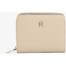 Tommy Hilfiger Th Icon Orta Boy Fermuarlı Kapaklı Kadın Beyaz Cüzdan AW0AW17742RBT