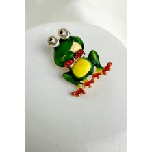 Yeşil Renk Kırmızı Taşlı Papyon Detay Kurbağa Broş (4cm)