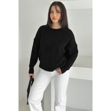 Kadın Kelebek Nakışlı Örgü Kazak – Naif & Dekoratif Stil