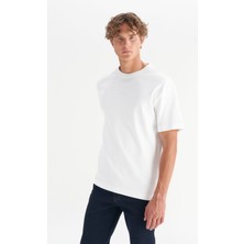 %100 Pamuk Relaxed Fit Rahat Kesim Bisiklet Yaka Minimal Logo Detaylı Tişört