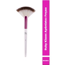 Parlak ve Doğal Görünüm Sağlayan Aydınlatıcı Fırça, Makyajınıza Şıklık Katıyor