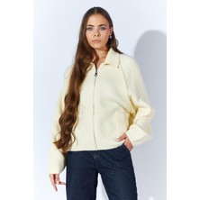 Kadın Krem Yakası Dışardan Cepli Fermuarlı Salaş Hırka