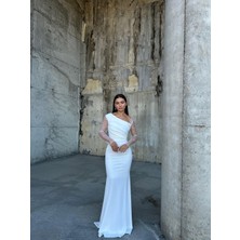 Moda Feminen Kadın Esnek Krep Kumaş Kolları Tül ve Taş Detaylı Önü Drapeli Maxi Boy Balık Abiye Elbise Beyaz 583118