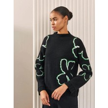 Çiçek Motifli Nakışlı Triko