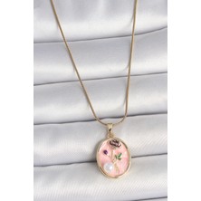 316L Çelik Gold Renk Zincir Pembe Çiçek Işlemeli Inci Detay Portre Model Kadın Kolye - TJ-BKO10077