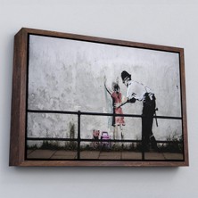 Çerçeveli Bansky'nin Küçük Kız Çocuğunu Arayan Polis Isimli Çalışması Kanvas TABLO-5010