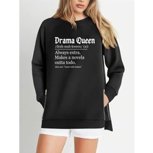 Büyük Beden Drama Queen Baskılı Fermur Yırtmaç Detaylı Yumuşak Dökümlü Kumaş Reglan Kol Sweashirt