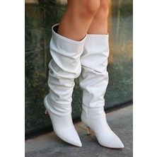Sivri Burun Diz Altı Körüklü Topuklu Çizme Cilt Beyaz Topuk Boyu 7 cm
