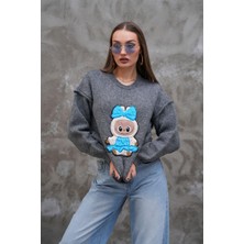 Labubulu Gri Triko Kazak: Yumuşak Kazakta Pop Kültür Dokunuşu