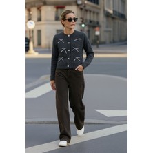 Fiyonklu Işlemeli Düğme Hırka