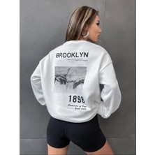 Beyaz Unisex Brooklyn 1898 Baskılı Oversize Sweatshirt Uzun Kol ile Günlük Rahatlık Sunar
