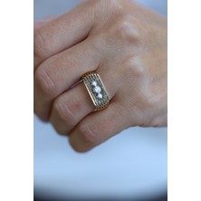 14 Ayar Altın Çizgisel Üç Taş Detaylı Yüzük