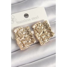 Pirinç Gümüş Renk Işlemeli Kare Plaka Model Kadın Küpe