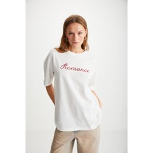 Grimelange Elestren Kadın Oversize Kısa Kollu Önü Kırmızı Yazi Detaylı Ekru T-shirt