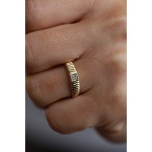 14 Ayar Altın Kübik Taş Detaylı Çizgili Yüzük