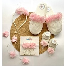 İrembaby Pembe Çiçekli Anne Bebek Lohusa Seti Terlik Bebek Ayakkabı Saç Bandı ve İncili Tacı İçeriği
